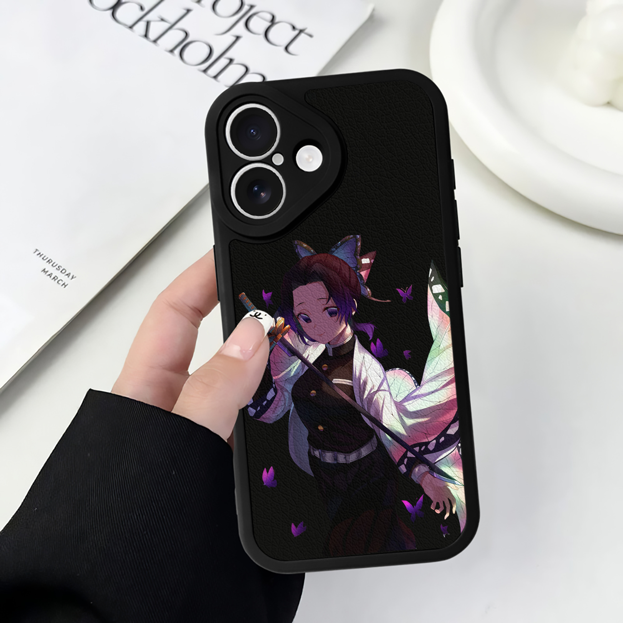 （画像用） 鬼滅の刃（きめつのやいば）蟲柱-胡蝶 しのぶ／こちょう しのぶ Kochou Shinobu 【iPhone 16シリーズ対応】シリコンスマホケース（レザー調） 材質：シリコン